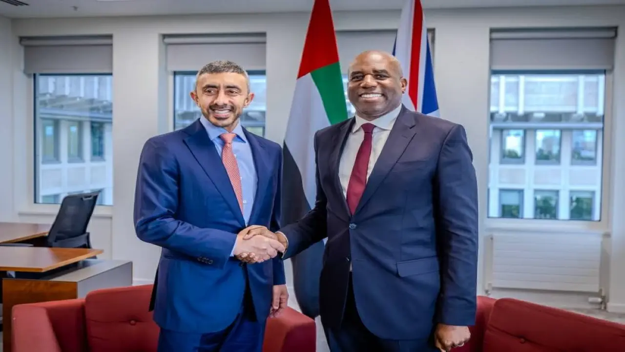 عبدالله بن زايد يناقش مع نائب رئيس الوزراء البريطاني تداعيات الاعتداءات الإيرانية